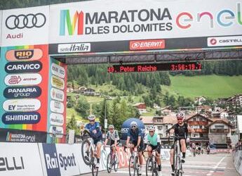 Maratona dles Dolomites Enel, sport e sostenibilità pedalano insieme tra le vette delle Dolomiti