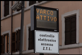 ZTL di Roma, da oggi per accedere servirà il permesso anche alle auto elettriche e a idrogeno