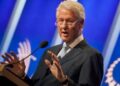 80 anni Bill Clinton, il cardiologo: “Dopo bypass dieta Veg e nuova vita, esempio per pazienti”