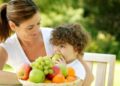 Caldo e bambini, il menù anti-afa dei pediatri: “Più acqua, frutta e pasti leggeri”