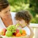 Caldo e bambini, il menù anti-afa dei pediatri: “Più acqua, frutta e pasti leggeri”