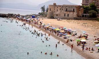 Caldo, nuova ondata a passo lento: oggi 6 città con bollino arancione ma domani scendono a 4