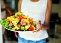 Come dimagrire senza contare le calorie e patire la fame? La lezione delle diete ‘veg’
