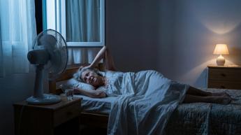 Condizionatore, alcol e sonno, i consigli del neurologo per affrontare le notti tropicali