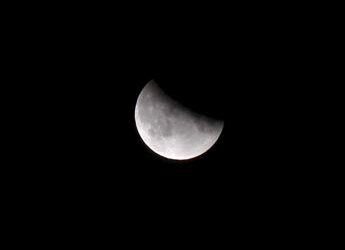 Eclissi di Luna, dalle ipotesi transilvaniche alle micro‑maree: i fake degli effetti sul corpo