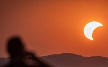 Eclissi, in 7 al pronto soccorso dell’Oftalmico di Roma: “Rischiano danni alla retina”