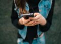 Lo smartphone fa bene, così aiuta il cervello: le 7 azioni quotidiane ‘consigliate’