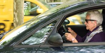 Over85 alla guida, il geriatra: “Nessuna esclusione per età ma più controlli”