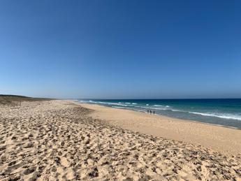 Vacanze al mare, l’effetto-trappola della sabbia: dalle passeggiate ai racchettoni ecco le insidie della vita da spiaggia