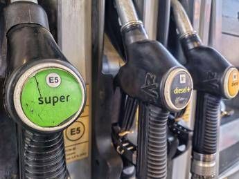 Carburanti, ecco quanti distributori fanno lo sconto su benzina e gasolio: la mappa regione per regione