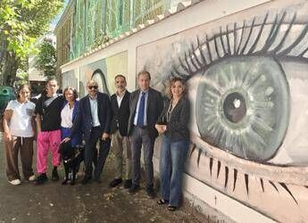 ‘Così bello che… lo vede anche un cieco’, a Roma un murale in rilievo per permetterne la visione anche a ciechi e ipovedenti