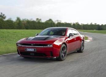 Dodge Charger, la muscle car cambia pelle: elettrica o SIXPACK fino a 670 HP