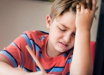 Emicrania, un bambino su 10 ne soffre con effetti sul rendimento: “Farmaci ci sono ma solo per adulti”