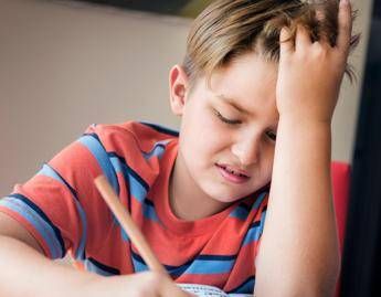 Emicrania, un bambino su 10 ne soffre con effetti sul rendimento: “Farmaci ci sono ma solo per adulti”