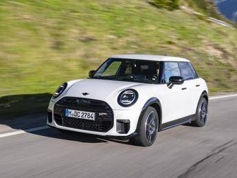 MINI Cooper S 5 porte: 204 CV e più spazio senza rinunciare al go-kart feeling