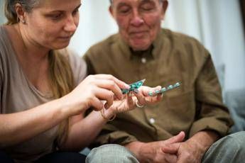 Millennial consapevoli ma stressati, boomer caregiver con gli acciacchi: generazioni a confronto