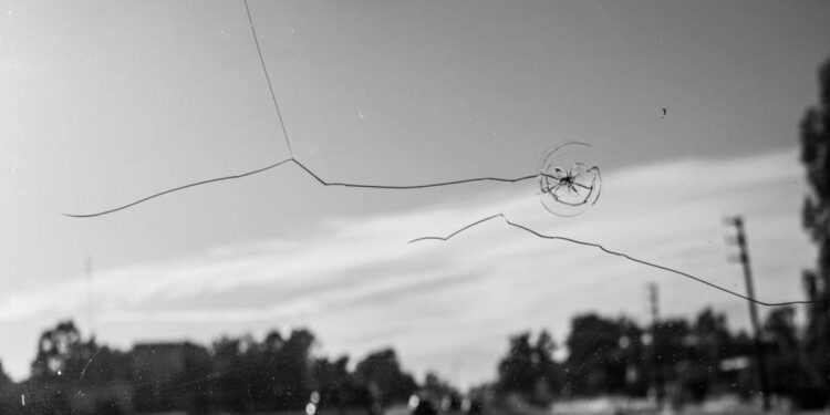 Vetro dell’auto danneggiato? Ecco come intervenire subito