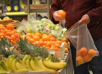 Spreco alimentare, scende sotto i 500 grammi a testa a settimana