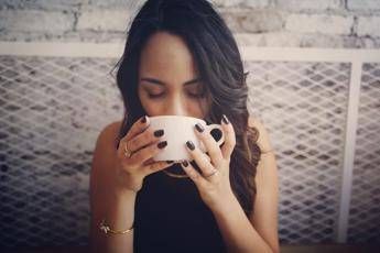 Tumori, con caffè o tè bollente rischio cancro esofago più alto: “Meglio tiepido”