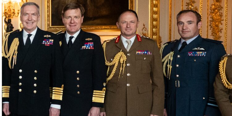 “Dovrete accettare sacrifici per la guerra”: l’avvertimento del generale Uk