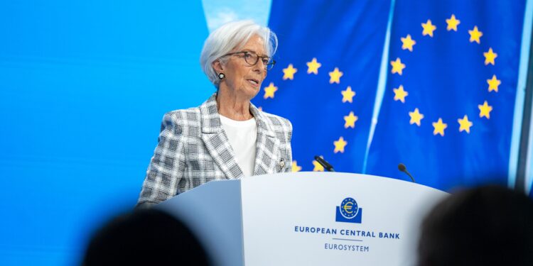 “Non posso parlare”: Christine Lagarde lascia la Bce. cosa c’è dietro il suo addio?