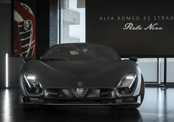 Alfa Romeo 33 Stradale Perla Nera: il carbonio diventa un abito su misura
