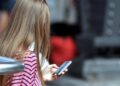 Dolore o tensione alla nuca, alle spalle e alla parte alta della schiena, cos’è il ‘text neck’ o collo da smartphone