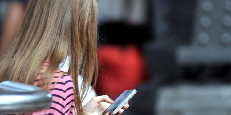 Dolore o tensione alla nuca, alle spalle e alla parte alta della schiena, cos’è il ‘text neck’ o collo da smartphone