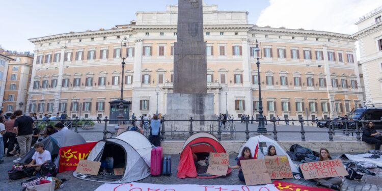 Fuori sede, fuori budget? Dalle tende a Montecitorio alle proteste in piazza (e in Francia e in Spagna)