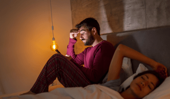 Ora solare: il debito di sonno resta, indagine: “Un italiano su 3 recupera nel weekend”