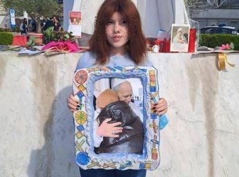 Papa, la gioia della 13enne Varvara per le dimissioni: “Ho avuto il cancro, vorrei restituirgli quell’abbraccio”