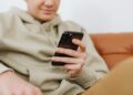 Pensavo fosse amore, invece era un computer: cos’è l’Ai sexting e chi lo pratica