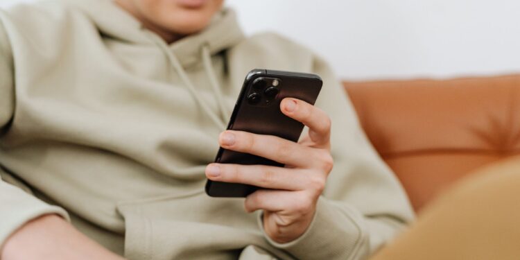 Pensavo fosse amore, invece era un computer: cos’è l’Ai sexting e chi lo pratica