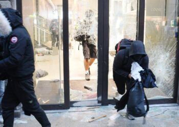 Proteste a Milano, lo psicologo: “Vetrine rotte, desideri intatti. Il paradosso che svela la fragilità dei giovani”