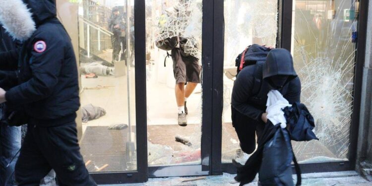Proteste a Milano, lo psicologo: “Vetrine rotte, desideri intatti. Il paradosso che svela la fragilità dei giovani”