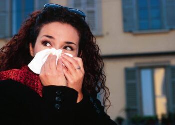 Raffreddore che non passa, cosa fare: esperto svela le cause dei sintomi infiniti