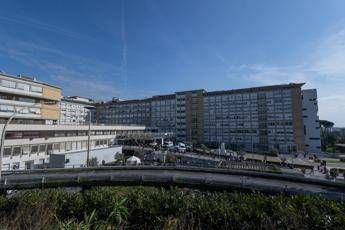 Tumore del pancreas, al Gemelli di Roma primo intervento al mondo con bio-colla radioattiva