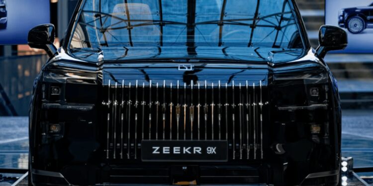 Zeekr 9X debutta in Italia
