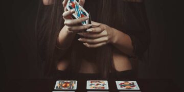 Consulti di cartomanzia, chi chiama oggi: un pubblico più giovane e più informato