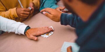 Scopa, briscola e tresette: come sono nati i giochi di carte italiani?
